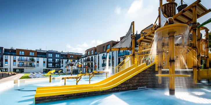 Nejenže to budete mít k moři pár kroků, ale přímo u hotelu je krásný vodní park se skluzavkami, tobogany, brouzdalištěm pro nejmenší, lehátky a příjemným posezením. 
