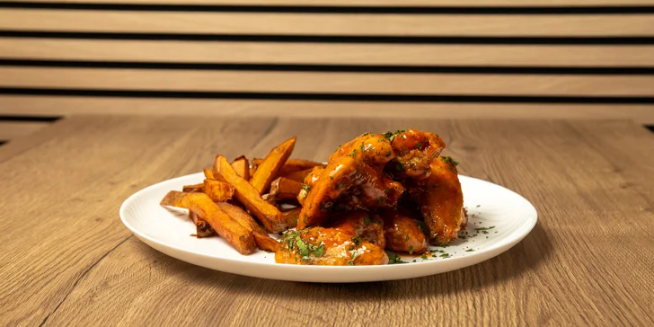 Restaurace má od roku 2017 i vlastní pivovar, vychutnáte si tu tedy také pivo domácí výroby. 