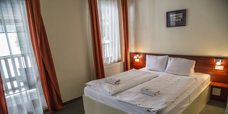 Ubytováni budete ve dvoulůžkových pokojích. Po předchozí domluvě vám zdarma půjčí dětskou postýlku.
