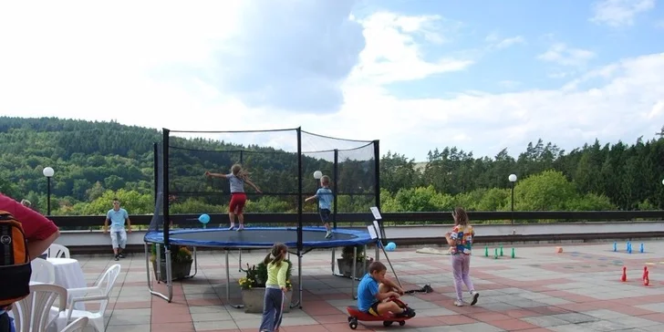 ... nebo na trampolíně.