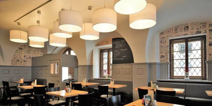 Jídlo pro 3–4 osoby pro vás připraví v restauraci U Katakomb.