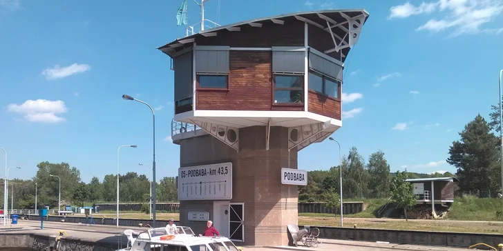 Školní loď Viking 1000 v plavební komoře Podbaba při nácviku průjezdu komorou.