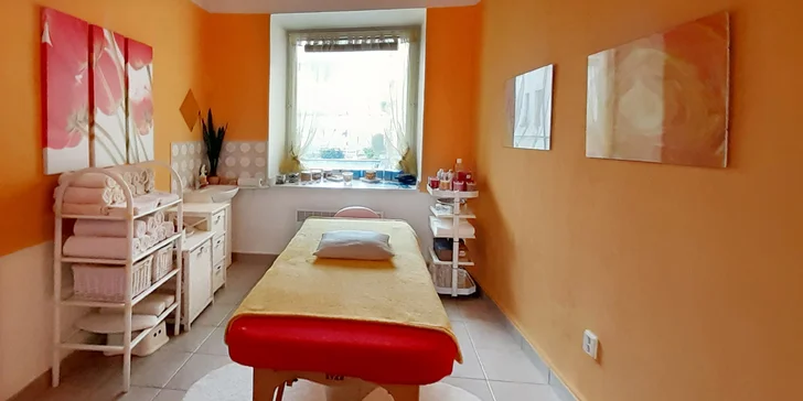 Odpočinková relaxační masáž skvěle působí na problémové partie, její účinky navíc umocňuje nádherná vůně masážních olejů.