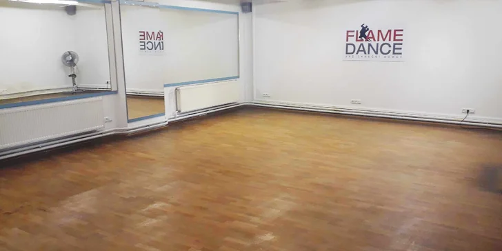 Naučte se základní taneční kroky vášnivého tanga či milostné rumby nebo to při foxtrotu roztočte jako skuteční profíci.