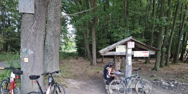 Zdoláte trasu dlouhou 21 km s převýšením cca 400 m, projedete devíti branami a vyřešíte devatero šifer. 