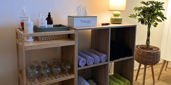 Trápí vás záda z dlouhého sezení v kanceláři? V nabídce je 40min. relaxační masáž zad, případně o 10 min. delší procedura, při které masér neopomene ani masáž šíje. 