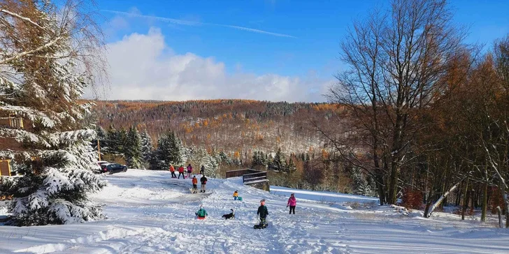 Skiareál Pyšná najdete cca 9 km daleko. 