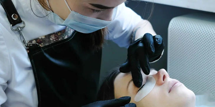 Lash lifting mihalnice jemne nadvihne a opticky otvorí pohľad.