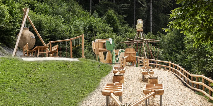 Skvelé zázemie je tu aj pre malých hostí. Vybláznia sa vo vnútornom kútiku a na vonkajšom ihrisku.