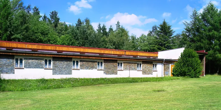 Přímo u řeky Sázavy si užijete odpočinek ve sportovním areálu Samopše. 