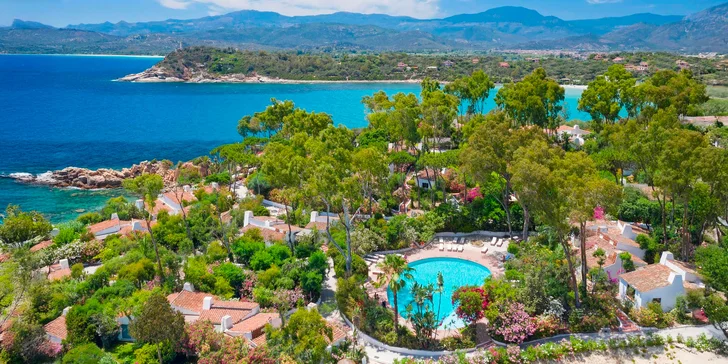 Sardínia: hotel Borgo Cala Moresca v rovnomennom zálive – bazény, stravovanie aj wellness a vstup do národného parku