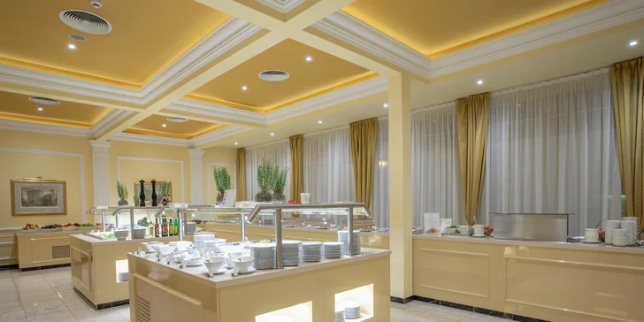 Snídaně i večeře se podávají formou bufetu (večeře jsou případně servírované, v závislosti na obsazení hotelu). 