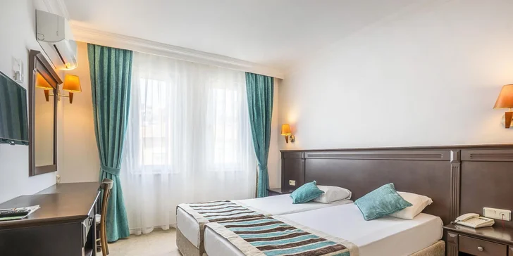 Pokoje mají TV, telefon, balkon, koupelnu, minibar a Wi-Fi připojení.