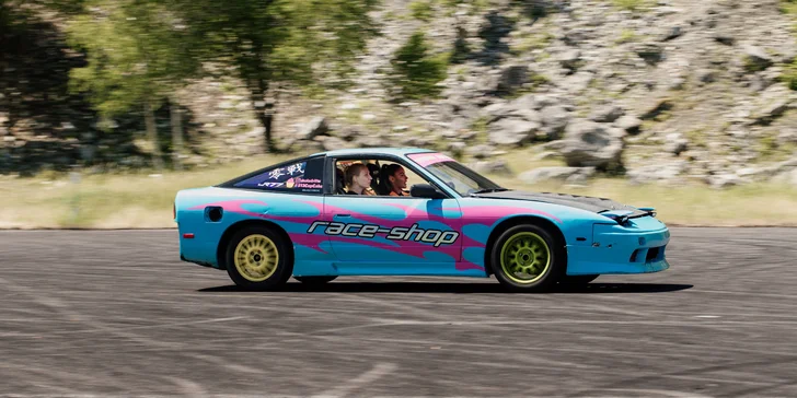 Zažite adrenalínovú LEKCIU DRIFTU s Lady Hoonigan na vozidle podľa vlastného výberu