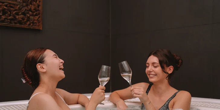 Ve wellness jsou sauny, vířivky i masážní místnosti. 