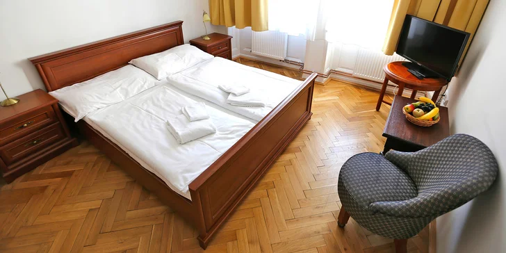 Skvělým výchozím místem vám bude hotel U Krále Jiřího, který najdete na Starém Městě.