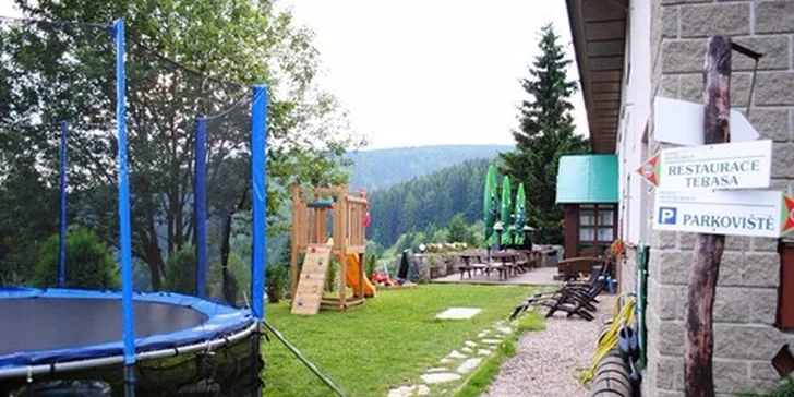 Velká trampolína bude děti bavit i po výletě, zatímco vy si rádi sednete.