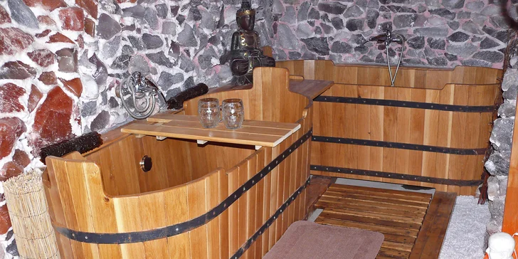 Užijete si tu několikaminutový relax včetně úžasné koupele v pivní nebo vinné esenci. 