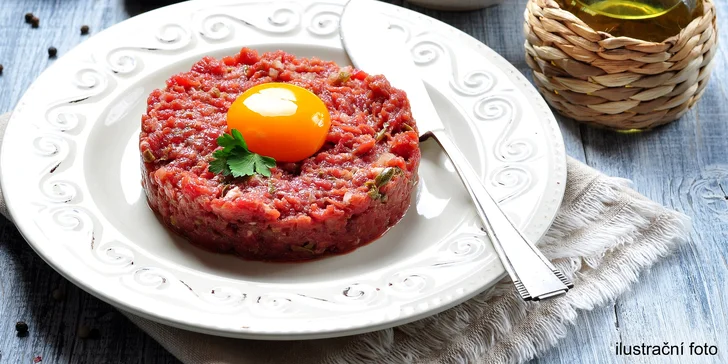 Tatarák ze zadního hovězího v moderní restauraci v centru Klatov