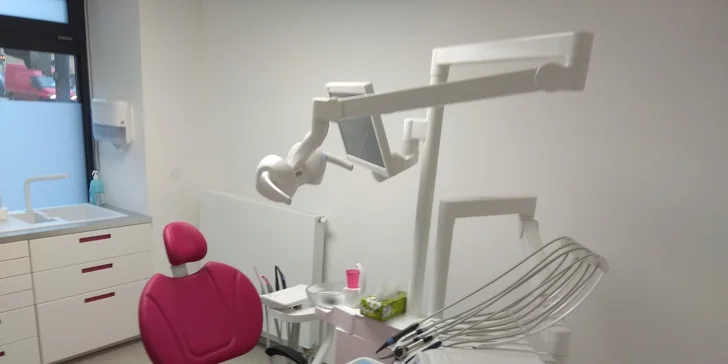 Dorazíte na první návštěvu do Smile Centra, kde vám zkontrolují stav vašich zubů i dásní a zhotoví otisky, aby bělení mělo co největší účinek.