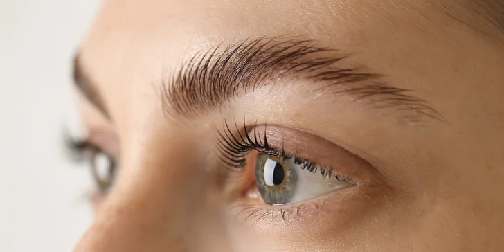 Výrazný pohled bez práce: lash lifting a laminace obočí v brněnském salonu