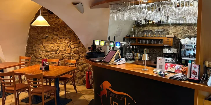 V nabídce jsou speciality z tandoori pece a další laskominy.