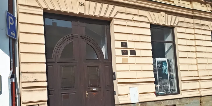 Salon se nachází vedle hotelu Max, velké hnědé vrata, na pravé straně zvonek EMAGENCY.