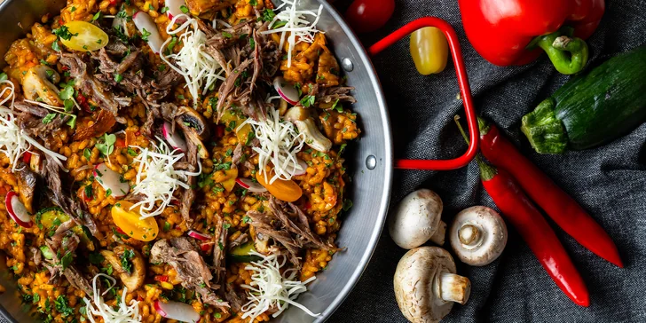 Paella panvica s welcome drinkom pre 2 osoby vo Wine Bar & Tapas by Provino