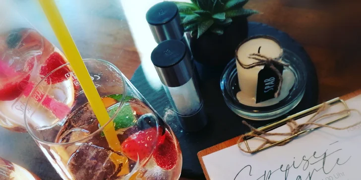Kromě restaurace je v hotelu také kavárna, kam skočte na koktejl nebo kávu s koláčem.