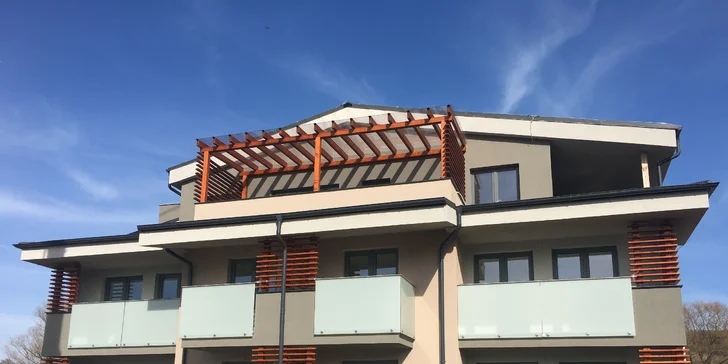 Izby sa nachádzajú na najvyššom poschodí budovy s výťahom.