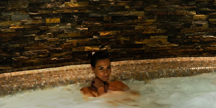 Za příplatek vás čeká privátní relax ve wellness zóně s vířivkou. 