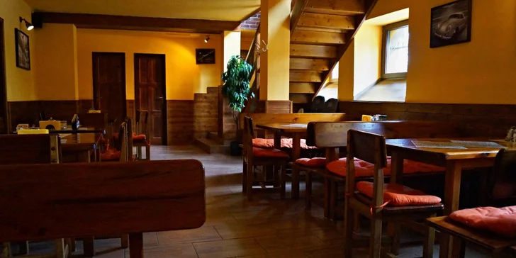 Restaurace se nachází kousek od Jablonecké přehrady, která je zároveň přírodním koupalištěm, a tak můžete po jídle vyrazit na výlet a při té příležitosti se třeba i vykoupat.