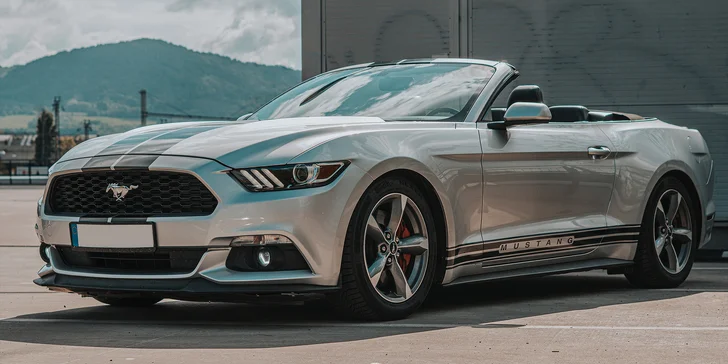 Vítr ve vlasech: zážitková jízda s focením i pronájem Fordu Mustang Cabriolet