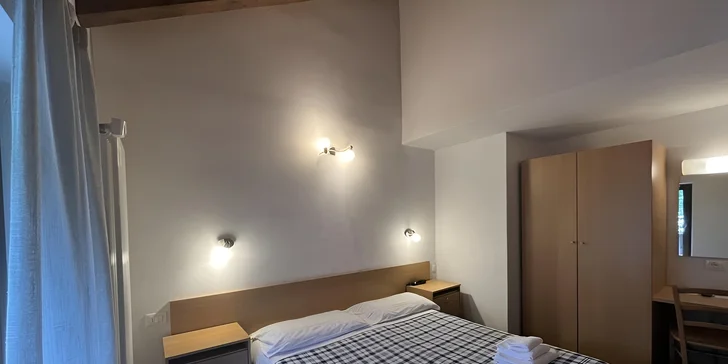 Třílůžkové pokoje vás potěší větším prostorem, většina z nich má navíc i balkon s výhledem na hory, kde se bude báječně odpočívat.