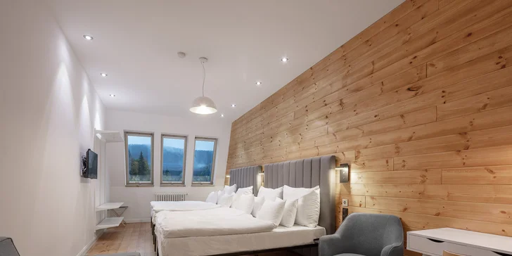 Pokoj má vlastní nezávislé topení, minibar, SAT TV s cca 25 programy, bezplatné Wi-Fi připojení, sociální zařízení a koupelnu s vanou. 