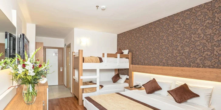 Pro rodiny nebo party přátel jsou připraveny prostornější rodinné pokoje (35 m²).

