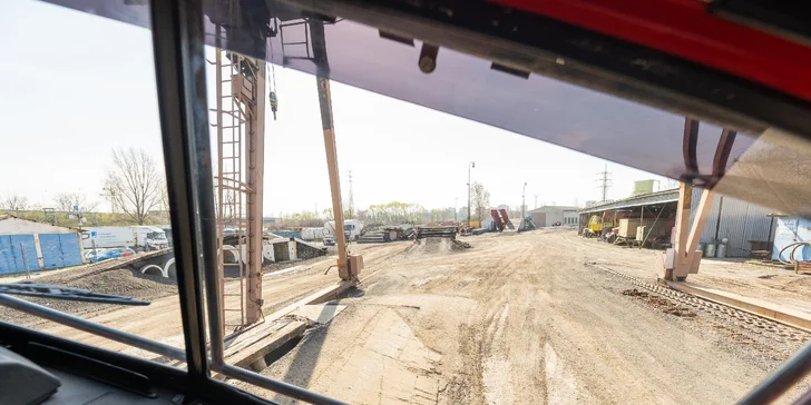 Na sedadle řidiče či spolujezdce projedete během 15–60 minut náročné terény, výjezdy, sjezdy a boční náklony i písčitou Saharu. 