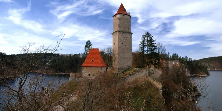 Na tajuplný hrad Zvíkov doplujete parníkem přes Orlickou přehradu.