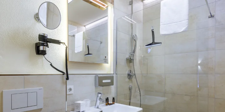 Moderná kúpeľňa je vybavená sprchovacím kútom alebo vaňou.