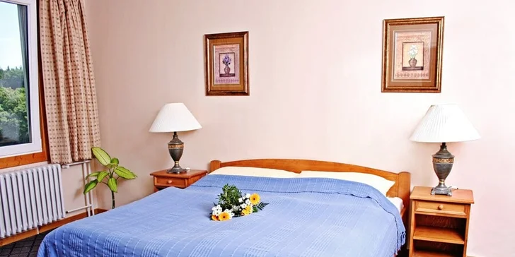 Apartmán s manželskou postelí má ještě obývací pokoj se dvěma samostatnými lůžky.