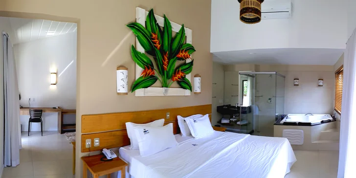 Bývať budete v izbe kategórie Superior, pre náročnejších klientov ponúkajú za príplatok Suite master o veľkosti cca 65 m² (na fotografii).