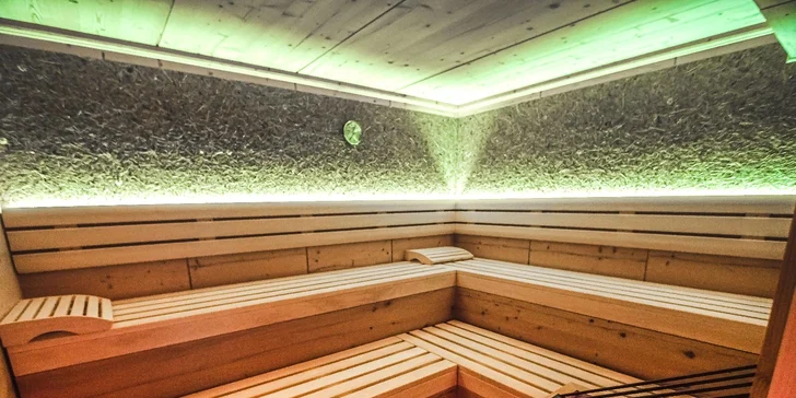 Wellness zahŕňa vnútorný panoramatický bazén, fínsku a bylinnú saunu a tiež infračervenú kabínu.