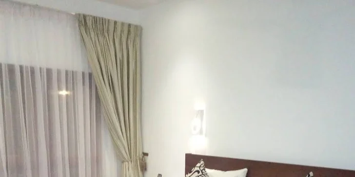 Je tu manželské lůžko, TV i set na přípravu kávy a čaje. 