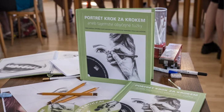 Na kurzu si můžete zakoupit knihu "Portrét krok za krokem s DVD" se slevou 100 Kč