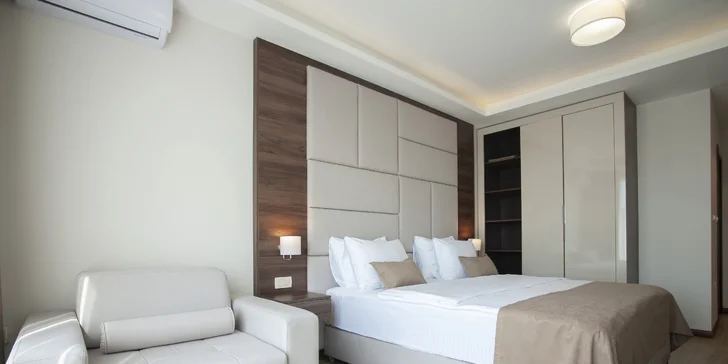 Vyberiete si medzi dvojlôžkovou izbou s manželskou posteľou alebo oddelenými lôžkami, prípadne izbou s prístelkou ideálnou pre rodiny.