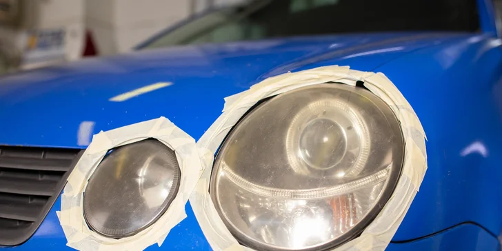 PRED renováciou a leštením predného svetlometu vozidla.