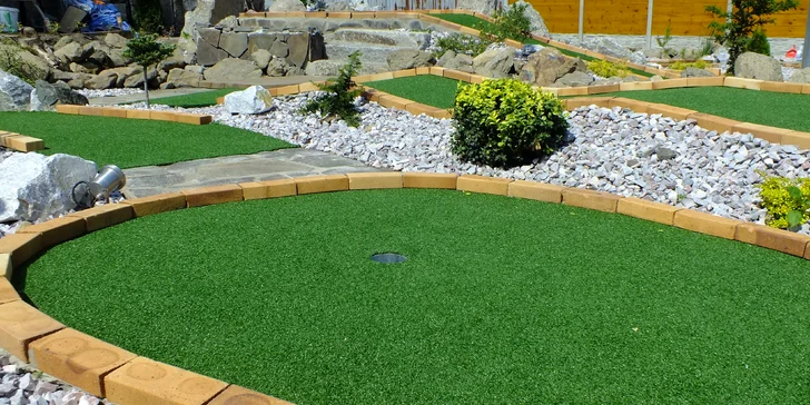 Hole a míčky vám půjčí za příplatek přímo na hřišti.