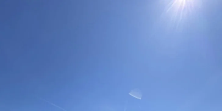 Zo strešnej vyhliadky uvidíte na mesto aj Šumavu.