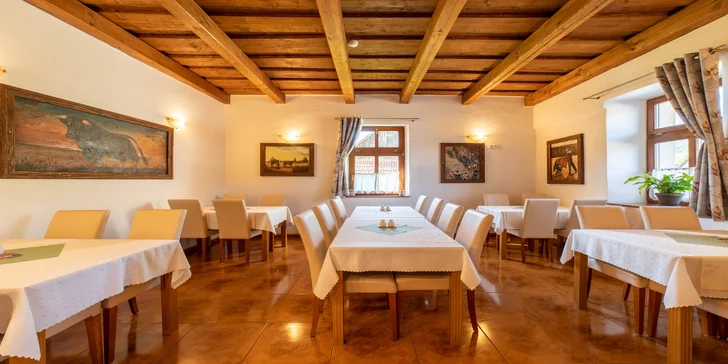 Restaurace je laděná do dřevěného stylu.