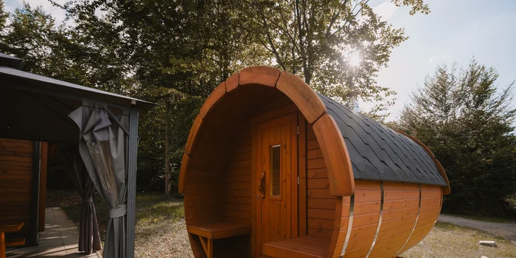 Za příplatek si vychutnáte pobyt ve venkovní sauně nebo koupacím sudu.